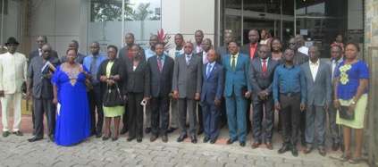 photo-de-famille-des-participants-avec-les-officiels